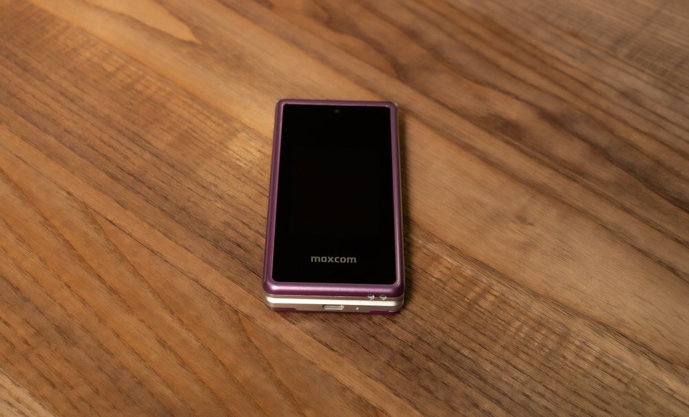 Telefon MAXCOM Comfort MM835 4G  na stole  