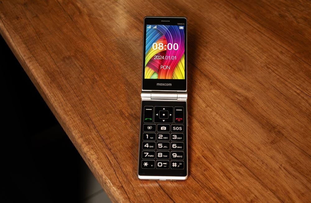 Telefon MAXCOM Comfort MM835 4G otwarty na stole   