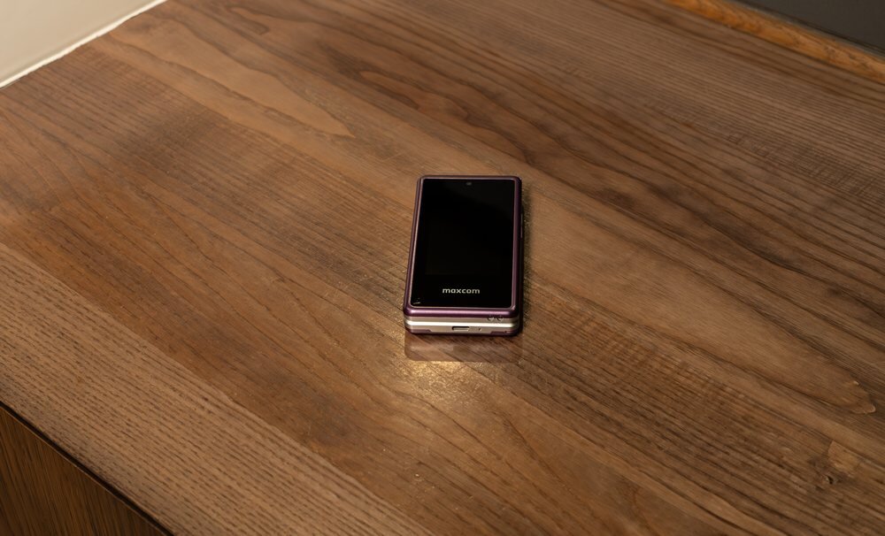 Telefon MAXCOM Comfort MM835 4G  na stole  