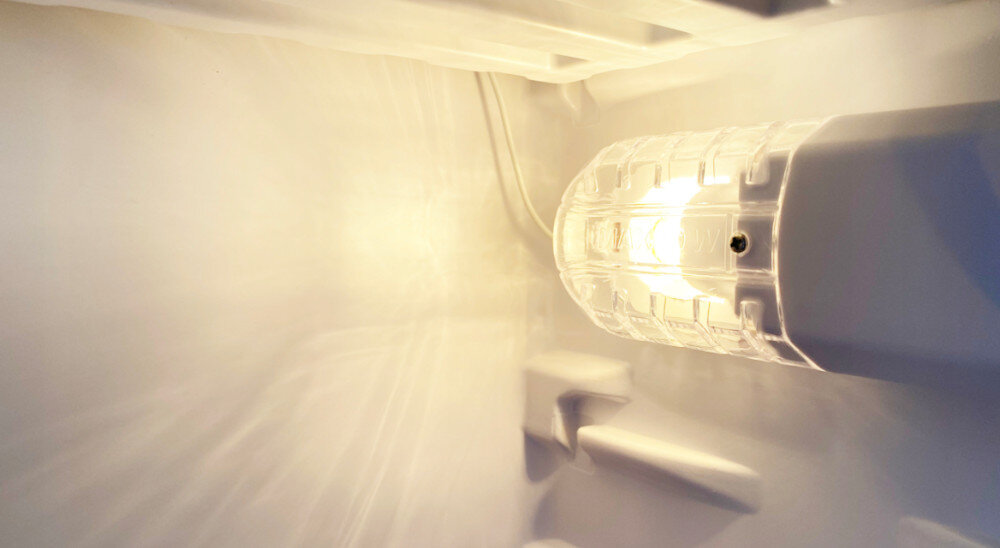 LODÓWKA SMITH&BROWN SFTF-231-IE5 Oświetlenie LED jasne światło widoczność energooszczędne rozwiązanie