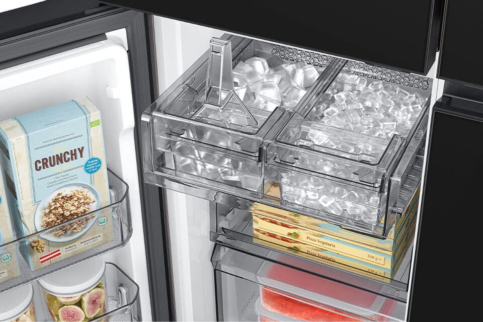 Lodówka RM90F67CECEF z podwójną kostkarką, elegancka, funkcjonalna, idealna do nowoczesnej kuchni.