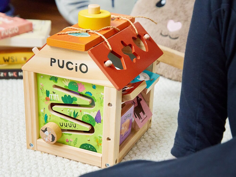 Zabawka edukacyjna NASZA KSIĘGARNIA Pucio Sorter logopedyczny klocki z samogłoskami, ruchome części, ćwiczenie spostrzegawczości, zabawa z dzieckiem, zabawy logopedyczne