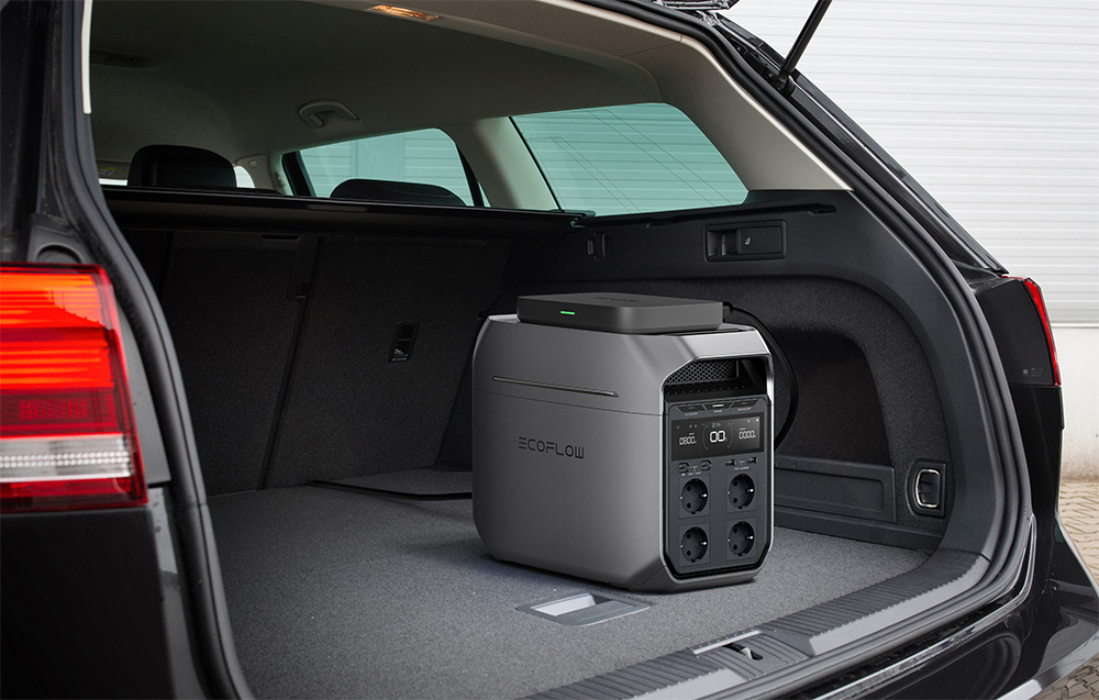 Przenośna stacja zasilania EcoFlow DELTA 3 Plus, Bezproblemowy transport, Stacja stoi pionowo w otwartym bagażniku auta