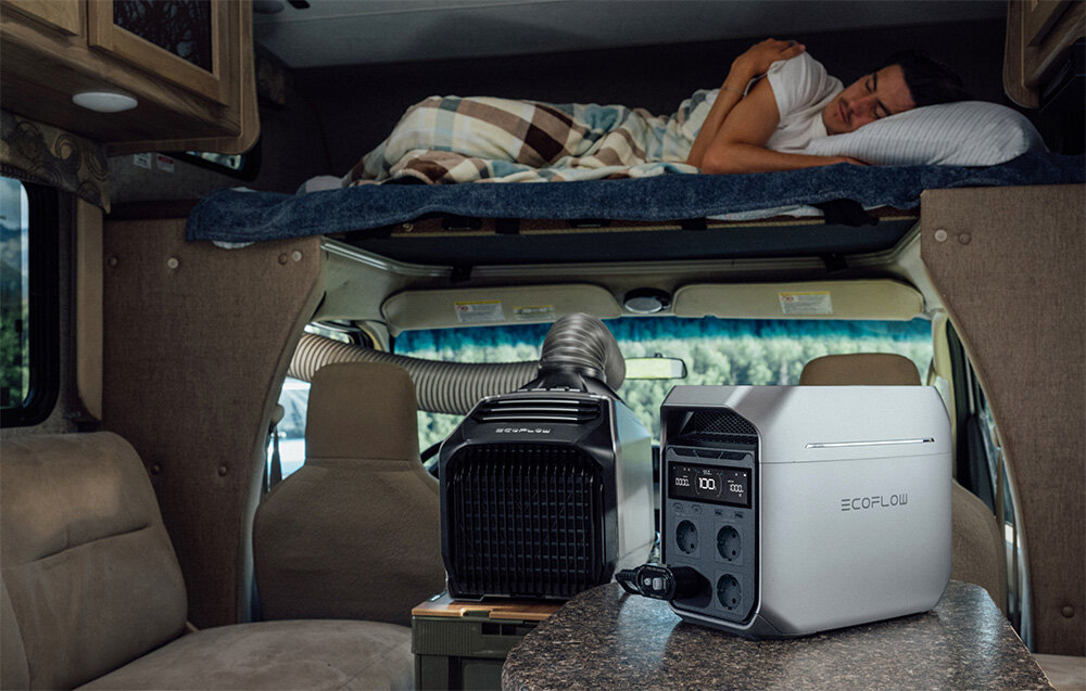 Przenośna stacja zasilania EcoFlow DELTA 3 Plus, Cicha praca stacji, Stacja stoi w środku campera, nad nią śpi mężczyzna