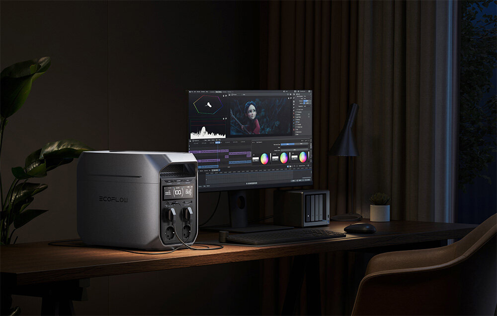 Przenośna stacja zasilania EcoFlow DELTA 3 Plus, Aplikacja EcoFlow, Stacja stoi na biurku w tle komputer pracujący