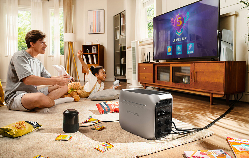 Przenośna stacja zasilania EcoFlow DELTA 3 Plus, Pojemność z opcją rozbudowy, Mężczyzna siedzi i ogląda telewizję z podłączoną pod nią stacją