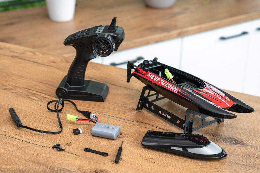 Łódź zdalnie sterowana S-LINE RCC601 łodź pilot i akcesoria - silnik elementy montażowe - leżące na blacie