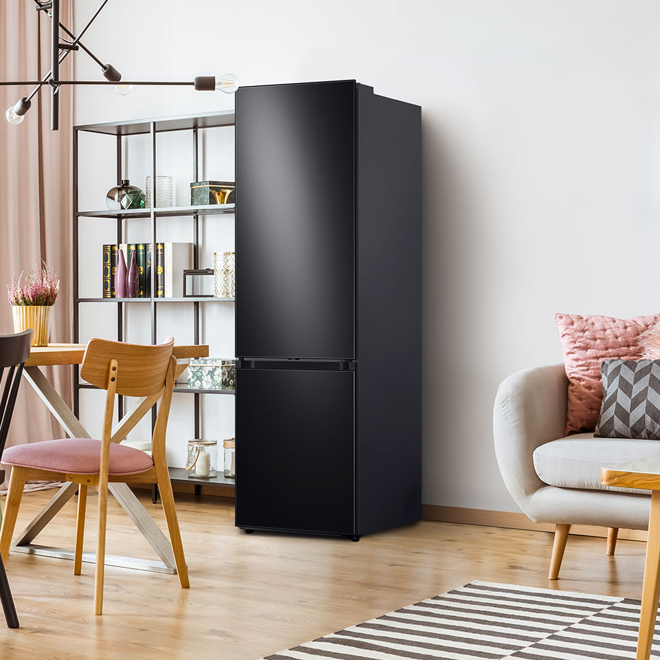 Lodówka Samsung Bespoke o wysokości 2030 mm w stylowym pomieszczeniu dziennym