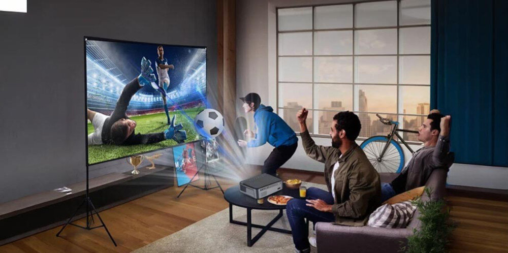 Ekran projekcyjny EXTRALINK Foldable Projection Screen PSF-100 duży format mobilny 16:9, osoby siedzące na kanapie oglądający mecz na ekranie projekcyjnym