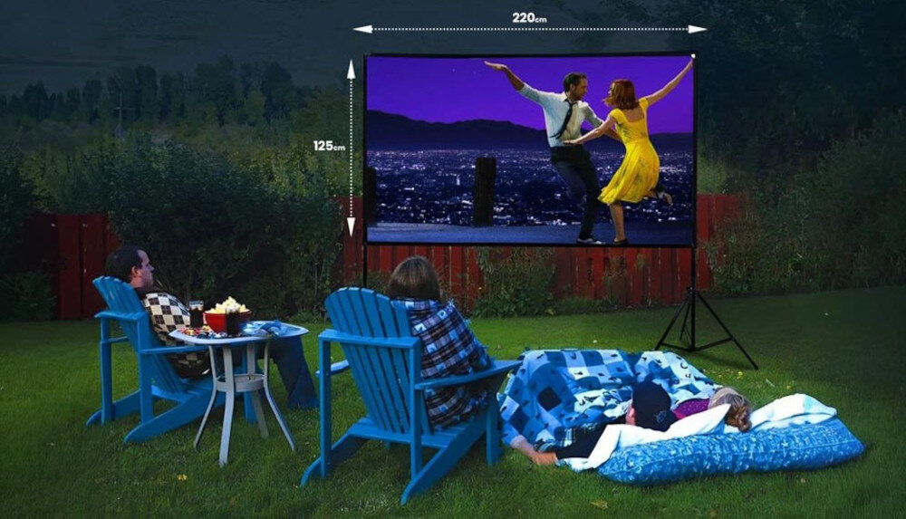 Ekran projekcyjny EXTRALINK Foldable Projection Screen PSF-100 biała matowa tkanina PVC 4K Full HD, osoby oglądające film w plenerze na ekranie projekcyjnym