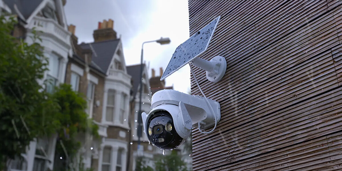 Kamera IP IMOU AOV PT Zewnętrzna, Wi-Fi / 4G + Panel solarny, bateria, panel, nieograniczona, czuwanie, kamera zamontowana do ściany budynku w deszczowy dzień