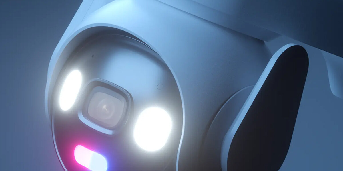 Kamera IP IMOU AOV PT Zewnętrzna, Wi-Fi / 4G + Panel solarny, pełnokolorowy, noc, IR, tryby, na niebieskim tle kamera z włączonym oświetleniem