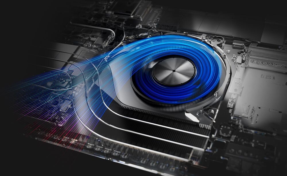  Rozkładany widok wnętrza laptopa ASUS ProArt P16 z wentylatorami chłodzenia i niebieskimi smugami powietrza pokazującymi przepływ termiczny - przeprojektowany układ chłodzenia 