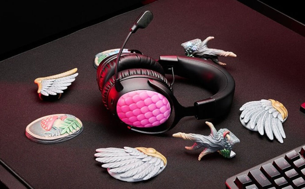 Słuchawki HYPERX Cloud III S magnetyczne osłony personalizacja wygląd gaming, słuchawki leżące na biurku z roiżnymi nakładkami na osłony nauszników