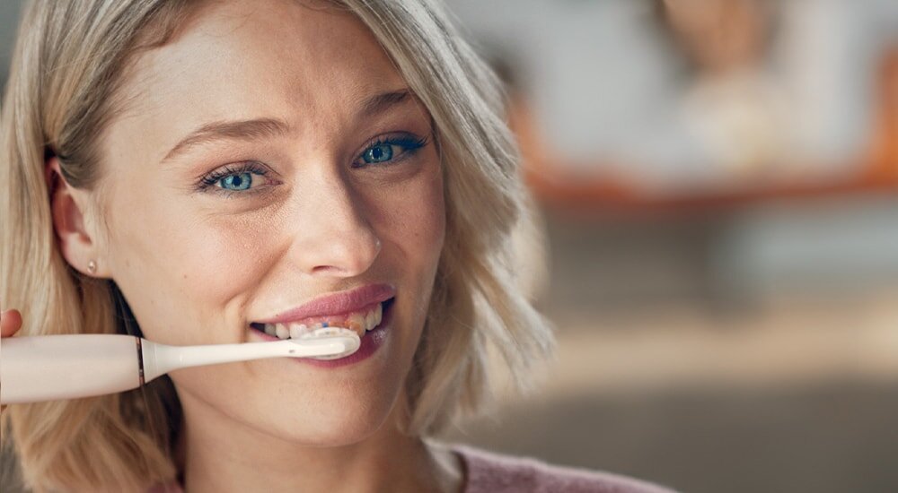 Kobieta szczotkująca zęby.