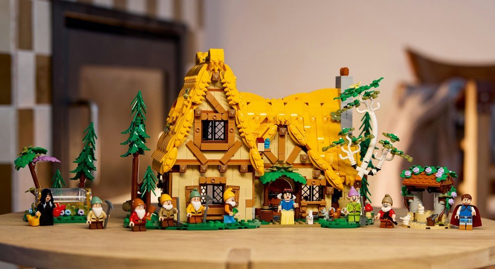LEGO 43242 Disney Princess Chatka Królewny Śnieżki i siedmiu krasnoludków     opis