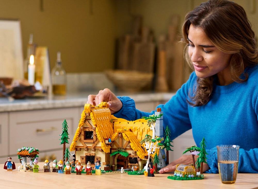 LEGO 43242 Disney Princess Chatka Królewny Śnieżki i siedmiu krasnoludków  zabawa 