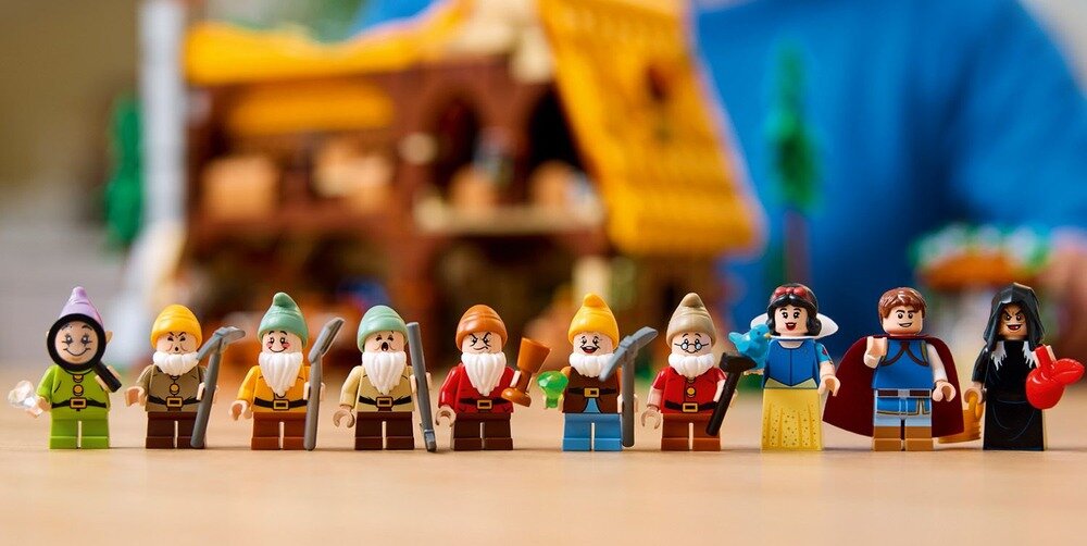 LEGO 43242 Disney Princess Chatka Królewny Śnieżki i siedmiu krasnoludków  Prezent 