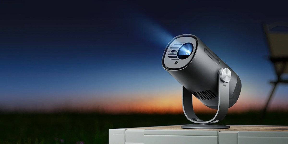 Projektor DANGBEI Freedo Full HD (1920 x 1080), 450 ANSI lumen, Wi-Fi, Bluetooth projektor na tle ciemnego nieba waga 1,4 kg mieszczący się w dłoni jasność 450 iso full hd 1080p ekran od 40 do 180 cali