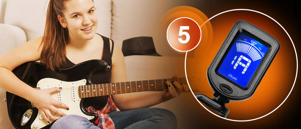 Zestaw akcesoriów do gitary akustycznej MUSICMATE MM-A90 AcousticPack
					wygodne strojenie instrumentu, elektroniczny tuner, różnorodne tryby strojenia: chromatyczny, gitara, bas, skrzypce, ukulele, 
					czytelne podświetlenie w dwóch kolorach,
					kobieta grająca na instrumencie, koło ze zbliżeniem na elektroniczny tuner