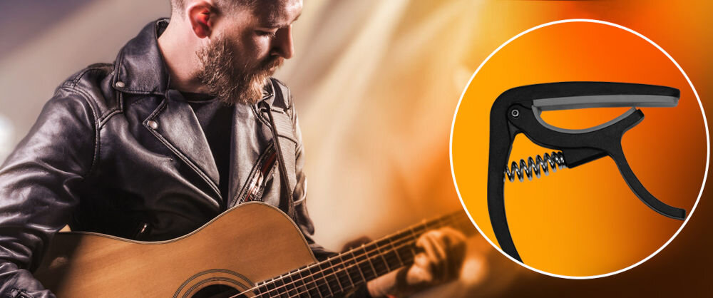 Zestaw akcesoriów do gitary akustycznej MUSICMATE MM-A90 AcousticPack
					kontrola nad grą, kapodaster w zestawie, mocny docisk, dodatkowe 15 kostek do gry,
					mężczyzna grający na gitarze, koło, a w nim pomarańczowe tło i kapodaster,