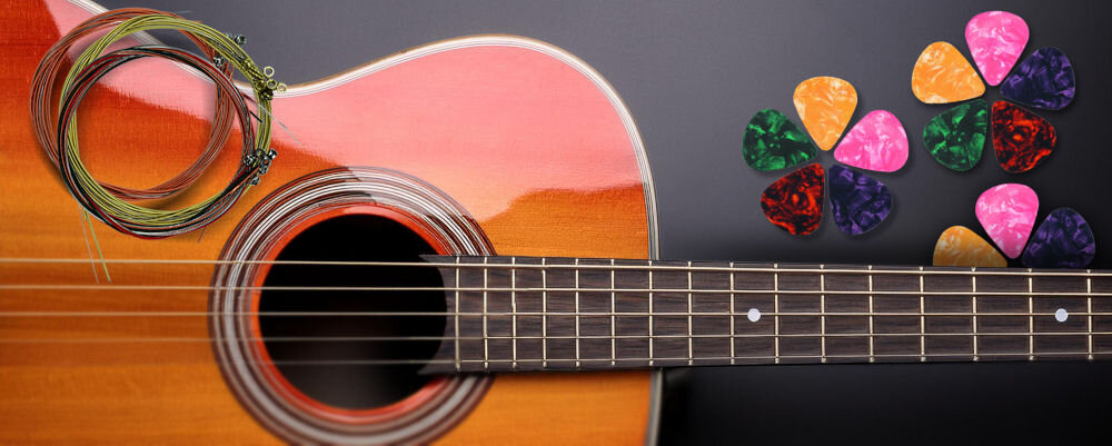 Zestaw akcesoriów do gitary akustycznej MUSICMATE MM-A90 AcousticPack
					gotowość do długiej gry, trzy komplety strun w zestawie, ciemne tło, gitara, trzy komplety strun, kolorowe kostki do gry