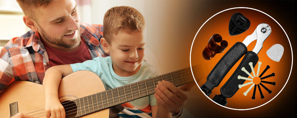Zestaw akcesoriów do gitary akustycznej MUSICMATE MM-A90 AcousticPack
					wygodne akcesoria, nawijarka do strun 3w1, ochronne nakładki na palce, finger-picki, strunnik, siodełko, kołeczki,
					mężczyzna oraz dziecko grający na gitarze, koło, a w nim nawijarka do strun 3w1, kołeczki, siodełko, finger-pick oraz nakładka na palec