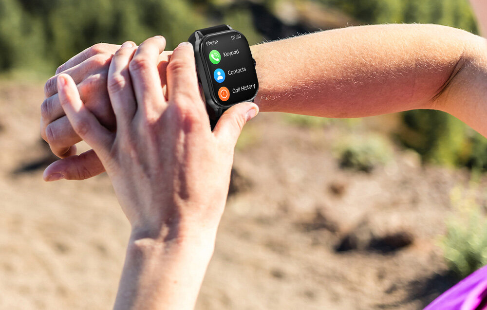 Smartwatch BLITZWOLF BW-HL5 na ręku modela  