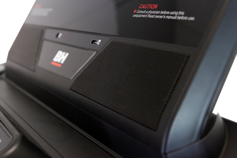 Bieżnia elektryczna BH FITNESS RS Line RS900 wbudowane glosniki Bluetooth dwa uchwyty na bidonzlacze USB-A zlacze mp3 mini Jack