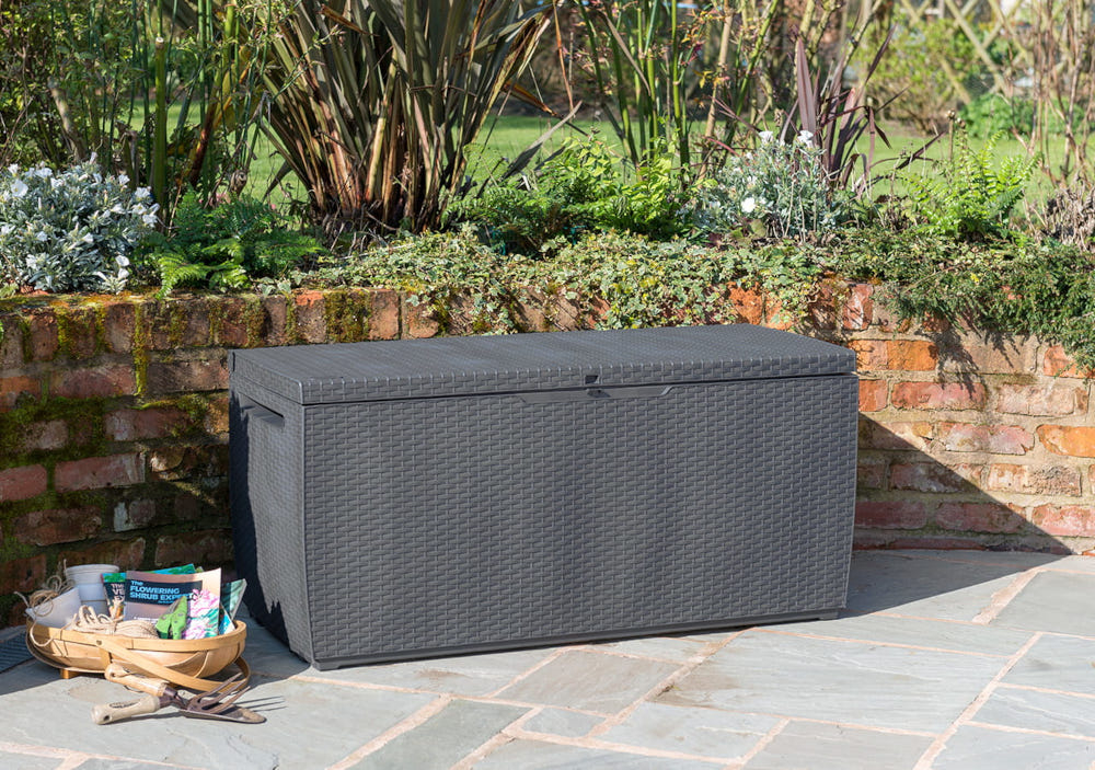 Skrzynia ogrodowa KETER Capri Storage Box 305 L Antracyt z wysokiej jakości polipropylen imituje naturalny splot rattanowy nie wymaga konserwacji system JUST CLICK AND GO montaż na zatrzaski