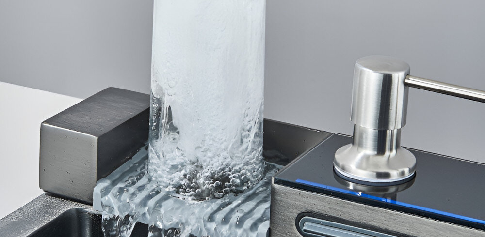 ZLEWOZMYWAK WIELOFUNKCYJNY BLIOTE Z WODOSPADAMI Ultimate wizualizacja zbliżenie Opłukiwanie szklanek stojak natrysk silny strumień wygoda higiena