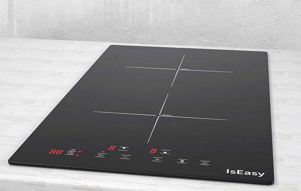 Płyta indukcyjna ISEASY LI2V-22 Czarna płyta indukcyjna na jasnym blacie pokazuje wyraźne linie wyznaczające strefy grzewcze. Panel dotykowy jest umieszczony w dolnej części