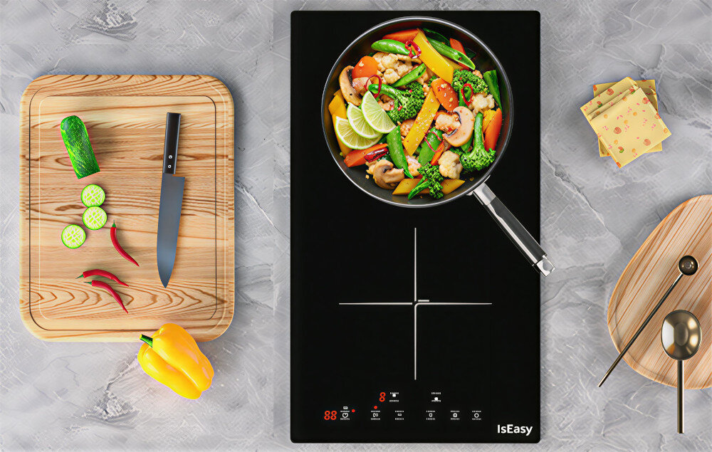 Płyta indukcyjna ISEASY LI2V-22 Płyta indukcyjna pokazana z góry, na której stoi patelnia pełna kolorowych warzyw. Obok znajdują się deska z warzywami, nóż oraz dodatki do przygotowania posiłku płyta indukcyjna 2 pola 2000W