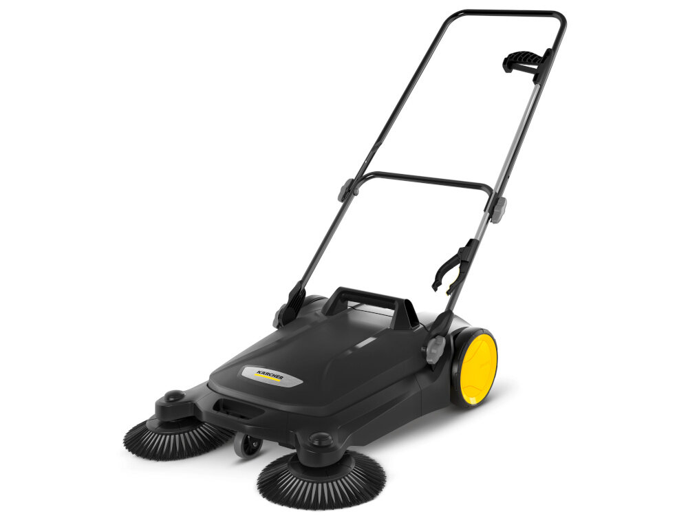 Zamiatarka KARCHER S 4 Twin Go Further 1.766-363.0 zamiatarka z przyłączonym uchwytem na białym tle do ręcznego oczyszczania skutecznie zbiera liście, piasek, żwir, płatki kwiatów oraz inne suche zanieczyszczenia porządek bez użycia prądu