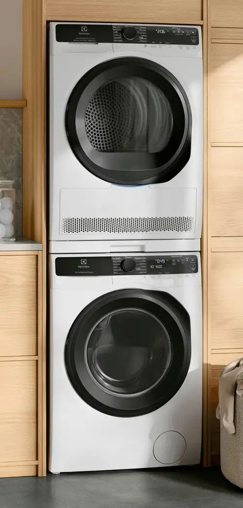 Zabudowa meblowa z suszarką postawioną na pralce Electrolux