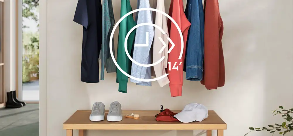 Wiszące kolorowe ubrania na wieszakach