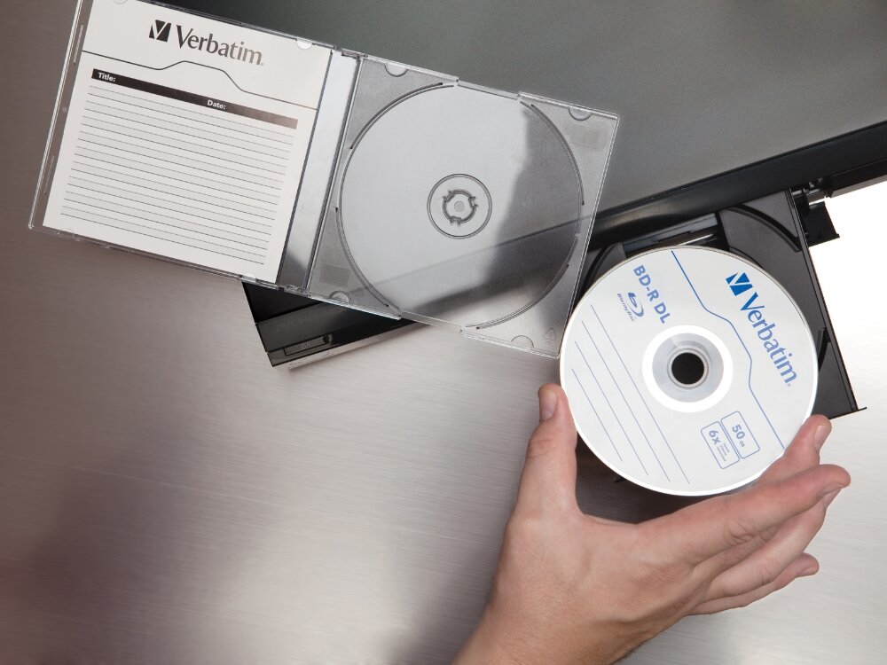 Płyta VERBATIM BD-R, 50 GB, 6x (10 szt.)
                płyta w dłoni