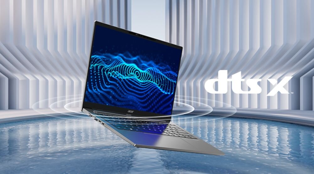 Laptop unosi się nad powierzchnią wody, z wyświetlaczem pokazującym niebieskie fale dźwiękowe. Obok laptopa widoczne jest logo \'dts X\'.