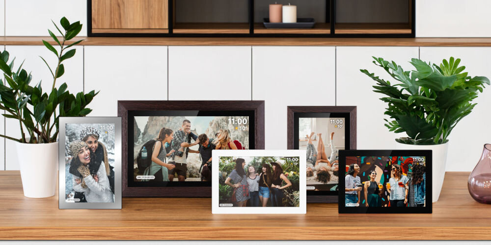 Ramka cyfrowa KRUGER&MATZ KM1100 Frameo 10.1 cala Czarny prezentacja ramek ze zdjęciami w różnych wariantach kolorystycznych obok kwiatki w tle pokój dopasowanie do charakteru domu różne warianty kolorystyczne styl estetyka