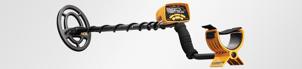 Wykrywacz metalu GARRETT ACE 250, 24cale, podłokietnik, słuchawkowe, cewki, Boczny profil wykrywacza metali Garrett ACE 250 na białym tle.