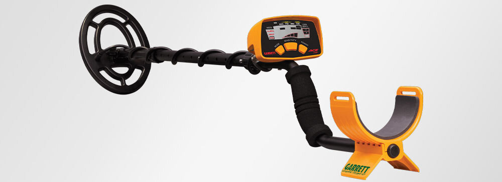 Wykrywacz metalu GARRETT ACE 150, dyskryminacja, 3 tryby, nacinanie, metale, Pełny widok boczny wykrywacza metali Garrett ACE 150.