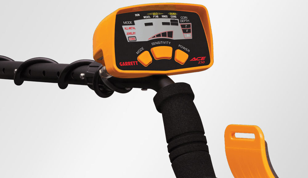Wykrywacz metalu GARRETT ACE 150, 4 poziomy, głębokość, teren, zasięg, Detal wyświetlacza LCD wykrywacza metali Garrett ACE 150.