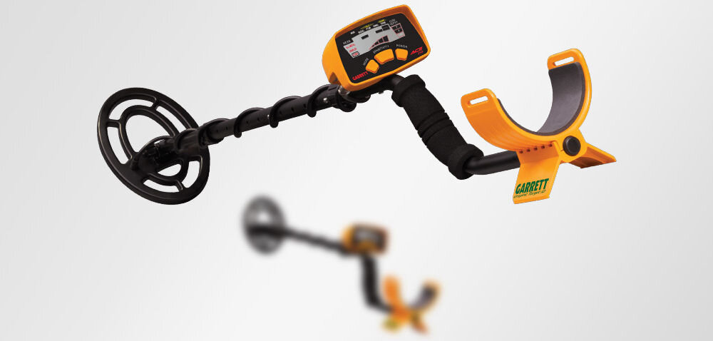 Wykrywacz metalu GARRETT ACE 150, 3 tony, przewodność, niskie, wysokie, Wykrywacz metali Garrett ACE 150 zaprezentowany na jasnym tle.