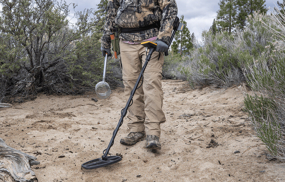 Wykrywacz metalu GARRETT ACE Apex, poszukiwania, metale, teren, Multi-Flex, Poszukiwanie skarbów z wykrywaczem na piaszczystym terenie.