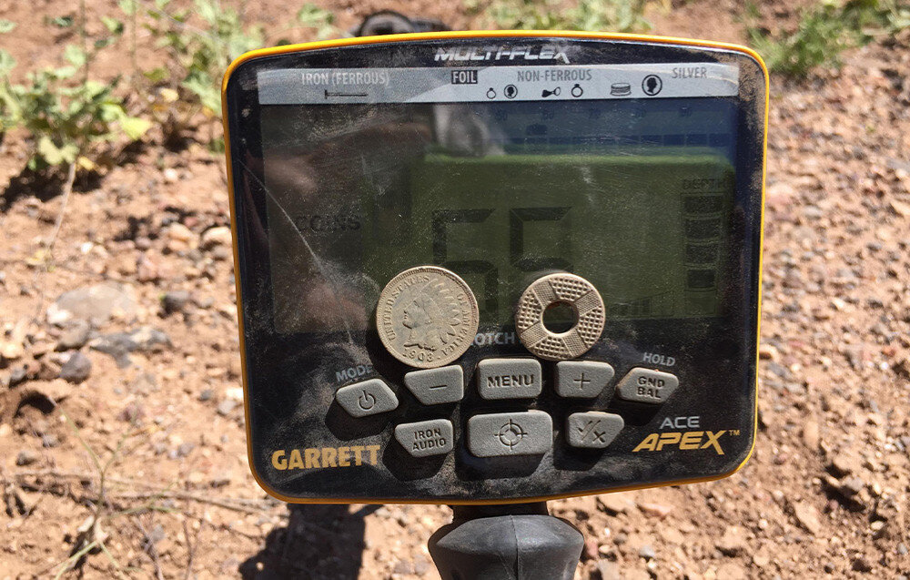 Wykrywacz metalu GARRETT ACE Apex, monety, relikty, plaża, mineralizacja, Panel ACE Apex ze znalezioną monetą i ozdobnym kółkiem.