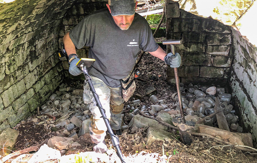 Wykrywacz metalu GARRETT ACE Apex, LCD, przyciski, numery, podświetlenie, Przeszukiwanie starych ruin z wykrywaczem metali.