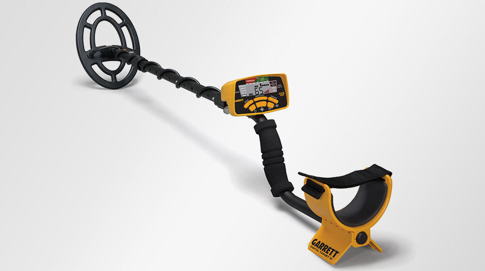 Wykrywacz metalu GARRETT ACE 300i, 7x10cala, wilgotny, przybrzeżne, stabilna, Wykrywacz metali Garrett ACE 300i na białym tle – widok ogólny.