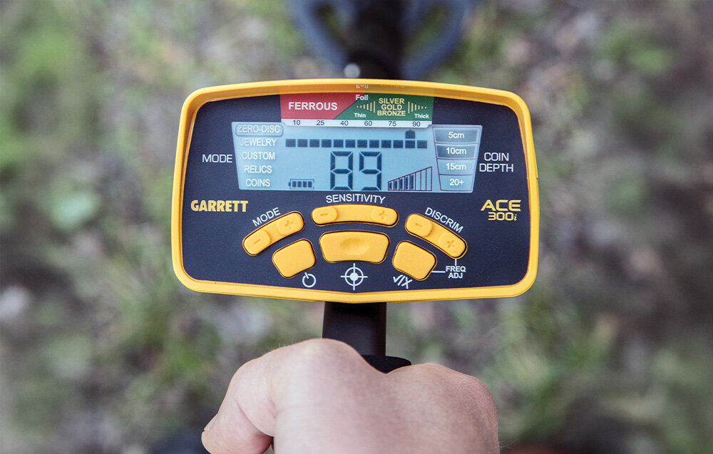 Wykrywacz metalu GARRETT ACE 300i, LCD, legenda, głębokość, tryb, Zbliżenie na wyświetlacz LCD wykrywacza metali Garrett ACE 300i.