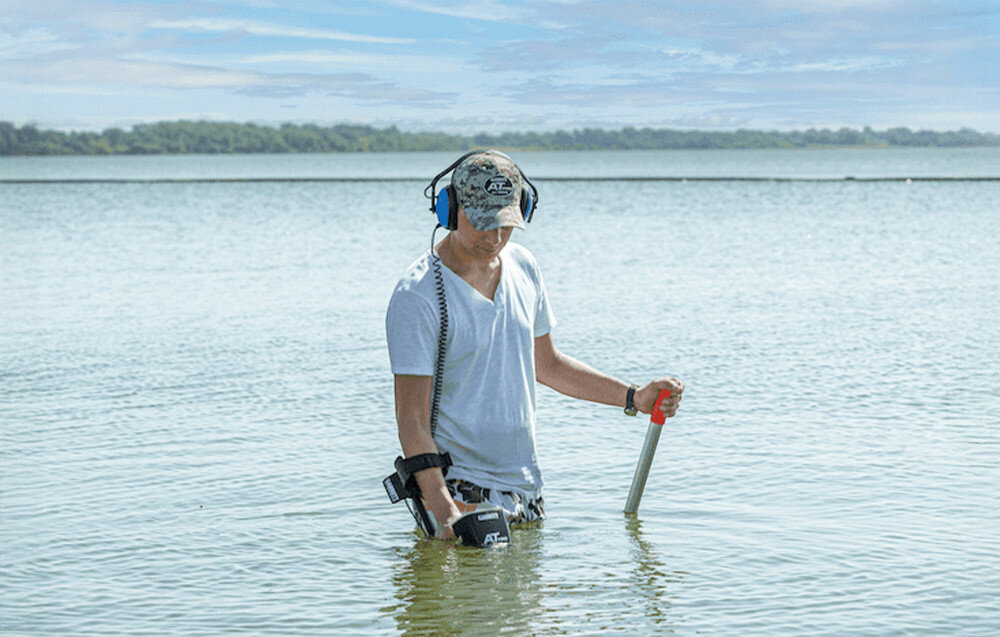 Wykrywacz metalu GARRETT AT Pro-International, wodoodporna, IP68, plaże, rzeki, Poszukiwacz skarbów z wodoodpornym wykrywaczem metali w jeziorze.
