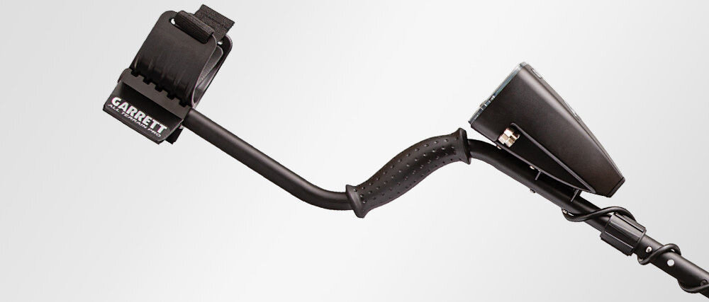 Wykrywacz metalu GARRETT AT Pro-International, separacja, All-Terrain, stabilna, grunt, Zbliżenie na ergonomiczny uchwyt i podłokietnik wykrywacza.